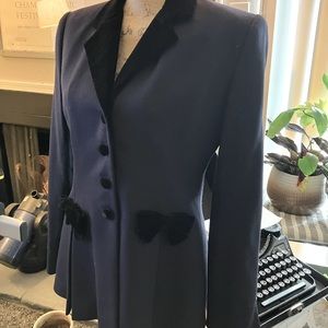 🖤🩶 Gorgeous Vintage 1980s blazer with velvet collar , buttons and bows 🖤🩶